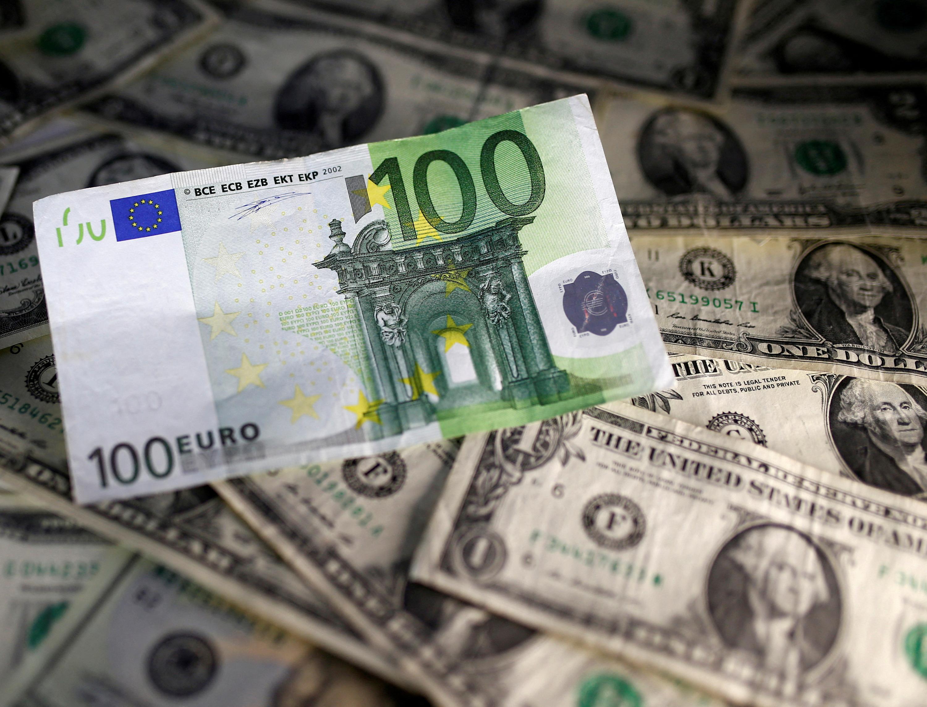 Face à la menace d’une chute du gouvernement, l’euro perd 1% face au dollar