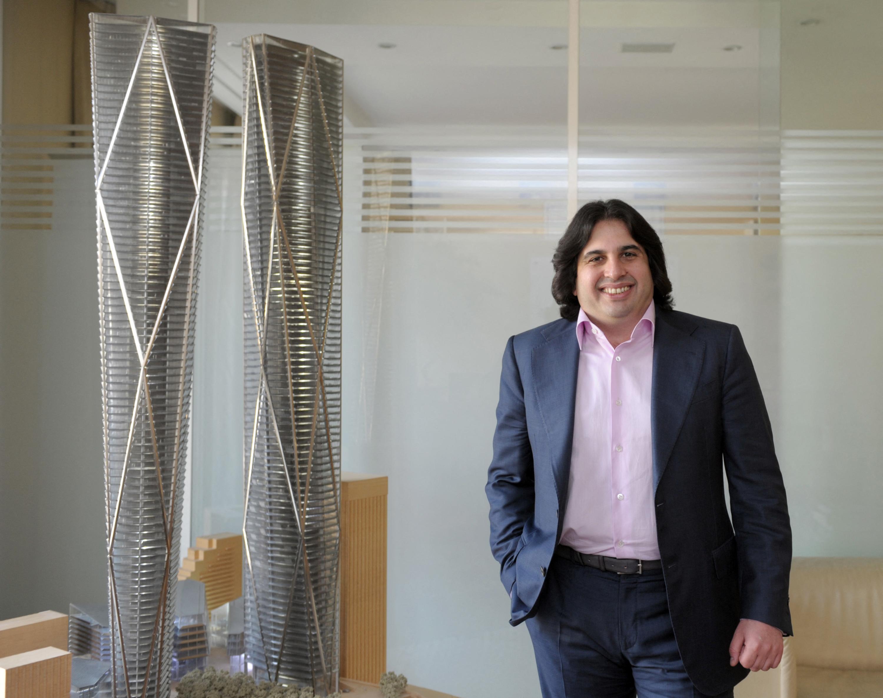 Image d’archives du promoteur Emin Iskenderov évoquant en 2015 le projet de ses tours Hermitage depuis ses bureaux parisiens.