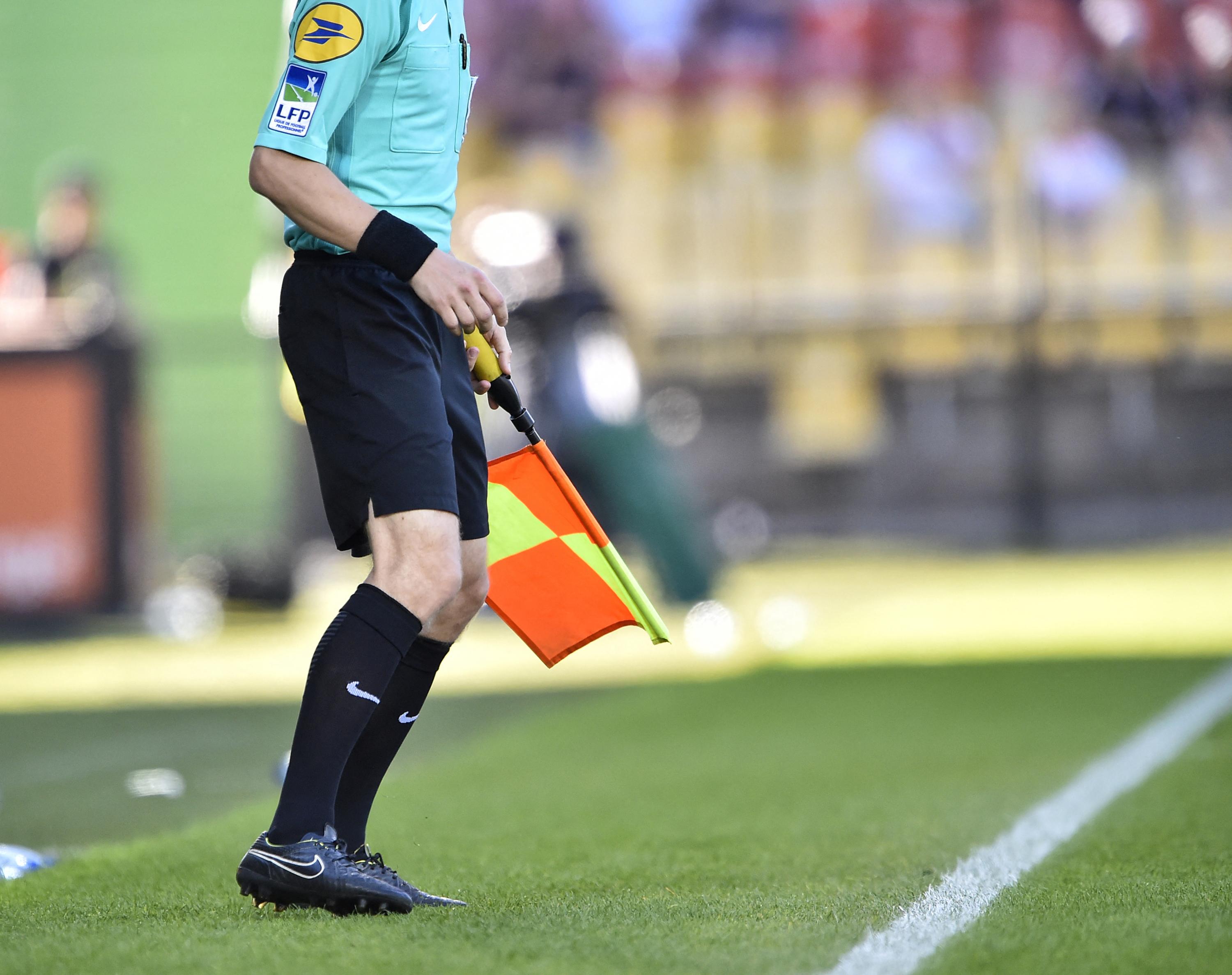 Foot : un arbitre assistant blessé à la tête par des projectiles en National, l'auteur en garde à vue