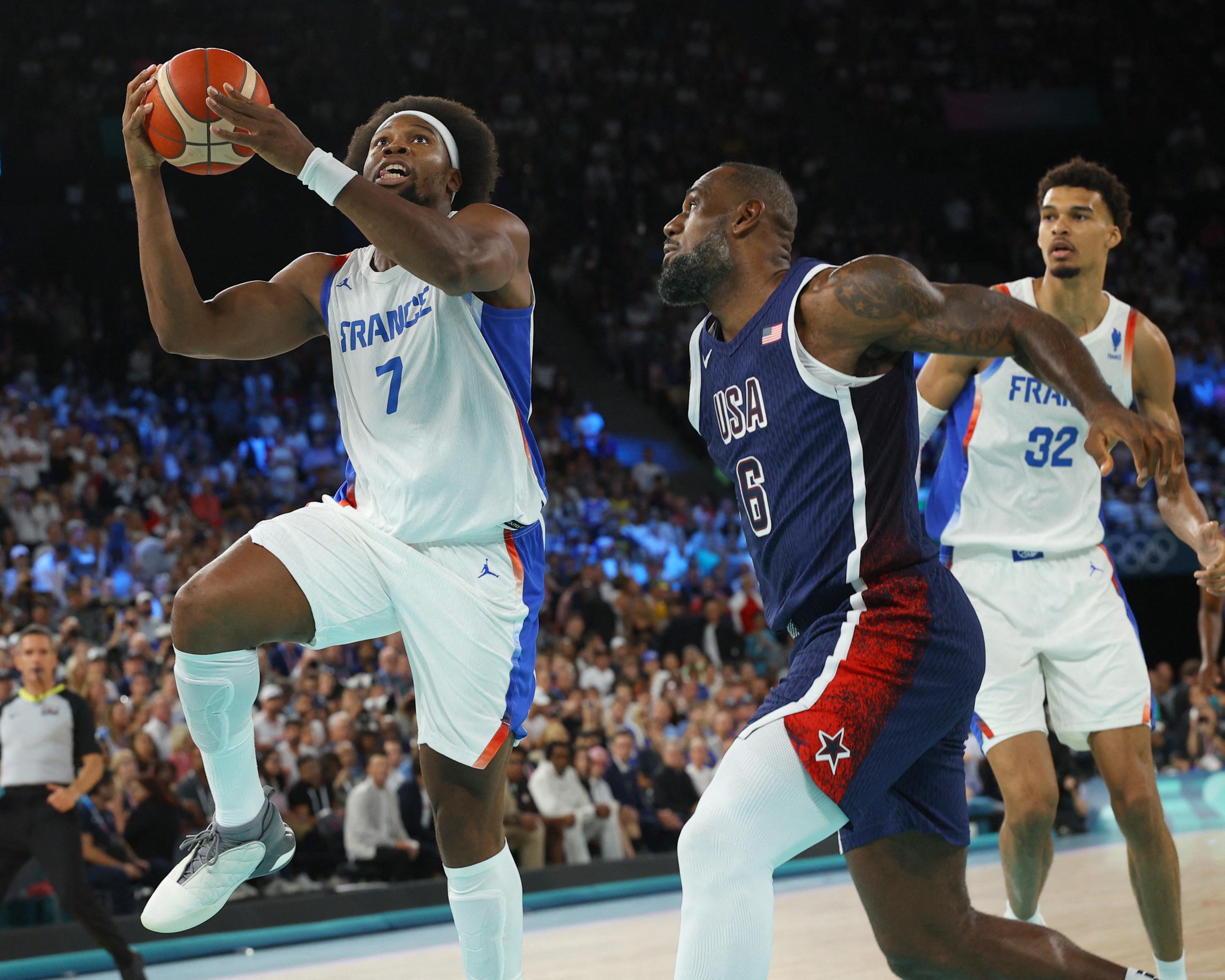 JO - Basket : en vidéo, le dunk monstrueux de Yabusele qui fait tomber LeBron James