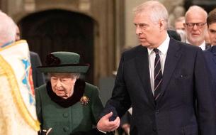 Très émue, Elizabeth II arrive à la cérémonie d'hommage au prince Philip, au bras de son fils Andrew