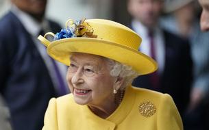 Elizabeth II, solaire toute en jaune, s'offre une apparition surprise dans le métro londonien