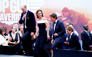 Gentleman, Tom Cruise donne sa main à Kate Middleton pour monter quelques marches sur le tapis rouge de <i>Top Gun : Maverick </i>à Londres
