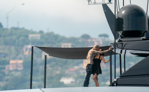 Yacht et plongeons : en photos, l'escapade italienne de Kourtney Kardashian et Travis Barker après leur mariage