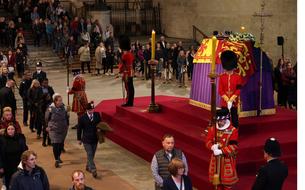 Cette photo des gardes royaux en pause après avoir veillé le cercueil de la reine à Westminster Hall a fait le tour du monde