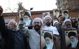 <i>Charlie Hebdo</i> publie de nouvelles caricatures de Khamenei et de mollahs iraniens