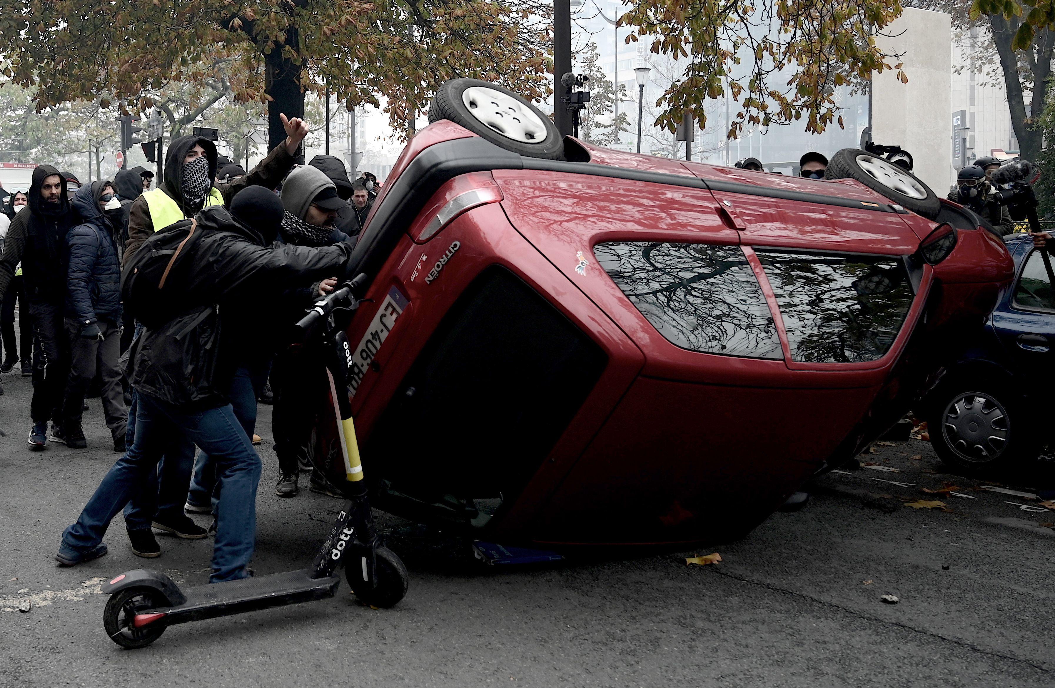 Gilets Jaunes Les Images Des Heurts Place Ditalie à Paris