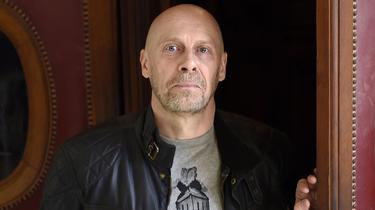 Alain Soral, essayiste d'extrême droite, a été condamné par le tribunal correctionnel à un an de prison ferme assorti d'un mandat d'arrêt.