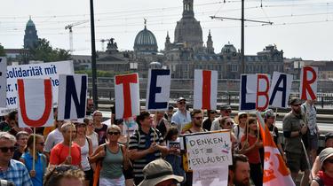 Des milliers de manifestants se sont mobilisés contre le racisme en Allemagne, à Dresde.