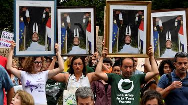 Des portraits de Macron affichés en marge du sommet du G7.