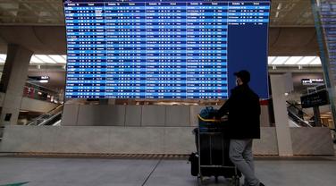 «C'est comme s’il n'y avait pas le Covid» : dans les aéroports et les gares, les voyageurs s'étonnent du peu de contrôle