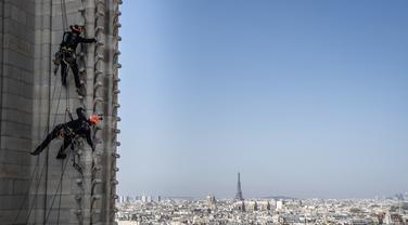 Les cordistes s’affairent par exemple à la reconstruction de Notre-Dame de Paris, avec une vue pour le moins, agréable.