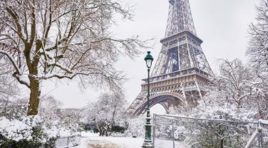 La tour Eiffel a revêtu son manteau blanc.
