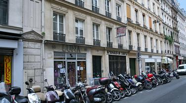 Des scooters, dans une rue parisienne.