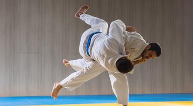 Deux judokas sur le tatami.