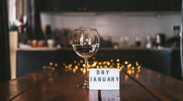 «Dry january» : la pause d’alcool en janvier donne des «améliorations immédiates sur le sommeil, le niveau d’énergie et la concentration»