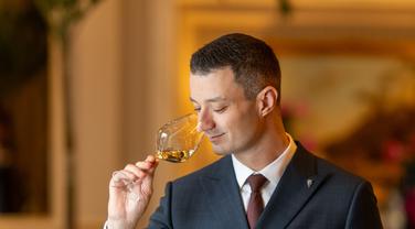 «Il faut proposer des points de vue organoleptiques différents» : rencontre avec David Piquet, le nouveau sommelier du George V