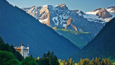 Le Gstaad Palace, mythique hôtel 5-étoiles, offre une vue spectaculaire sur les Alpes bernoises et valaisannes alentour.