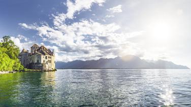 Situé à Veytaux près de Montreux, le château de Chillon trône sur son îlot rocheux depuis bientôt un millénaire.