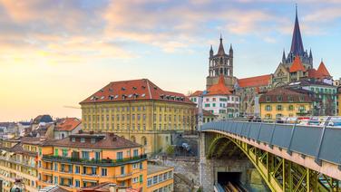 De la cathédrale, la plus grande de Suisse, qui couronne la ville haute, jusqu'à une ville basse, monumentale et commerçante, bienvenue à Lausanne.