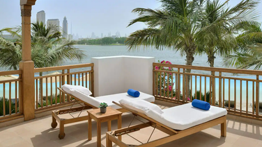 Situé au sein du Dubai Creek Golf & Yacht Club, sur les rives du bras de mer Khor Dubaï, le Park Hyatt Dubaï offre un cadre parfait le temps d'une escapade dans l'émirat.