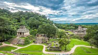 Les ruines de Palenque, au nord du Chiapas, témoignent d'une partie de la période maya classique. L'État mexicain regorge de sites archéologiques, beaucoup moins fréquentés que ceux du Yucatan.