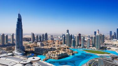 Cité de la démesure, entre mer et désert, Dubaï se visite idéalement entre l'automne et le printemps afin d'éviter les fortes chaleurs.