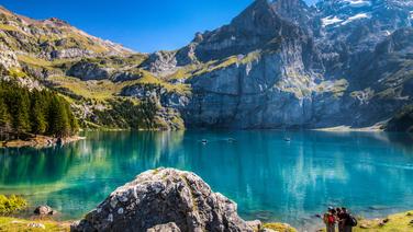 Le somptueux lac d'Oeschinen, alimenté par des torrents glaciaires, est considéré comme l'un des plus beaux des Alpes.