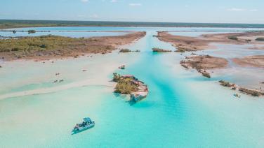 Vue aérienne de la lagune, l'une des plus belles et préservées de la riviera maya au Mexique.