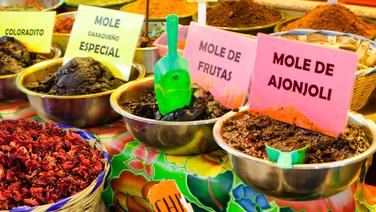 Déclinée en une infinité d'odeurs, de couleurs et surtout de saveurs, la pâte de mole se vend toute prête au marché de Oaxaca, dans le même principe que les cubes de bouillon.