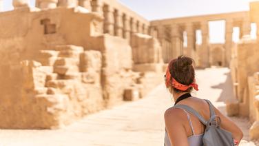 Louxor est souvent le point de départ d'une croisière égyptienne sur le Nil, mais aussi la première étape de la découverte du temple d'Amon de la vallée des Rois ou encore de Karnak.