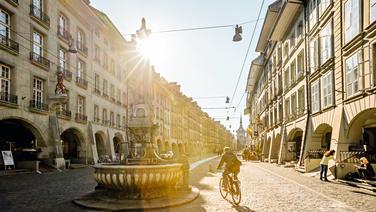 Plein soleil sur la Kramgasse, l'artère principale de Berne.
