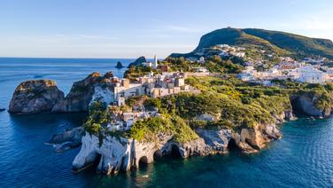 Avec ses falaises abruptes entourées d'une eau bleu céladon, Ponza, dans l'archipel des Pontines, est le repaire des Romains et des Napolitains en mal de bain de mer.