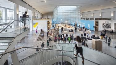 Le Queens Museum est situé dans le parc de Flushing Meadows–Corona Parks, qui concentre une intense vie culturelle.