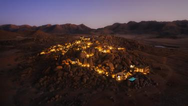Situé dans la réserve du Namib Rand, quasiment inaccessible, le Sonop Lodge est situé entre dunes et roches polies par l'érosion.
