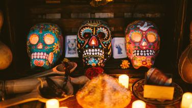 Fête des morts 2023 (2 novembre). Crânes, bougies, nourriture... Les Mexicains déposent d'abondantes offrandes sur les autels érigés lors du Día de los Muertos.