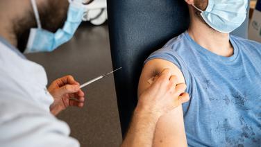 «On a beaucoup de demandes» : les Parisiens se pressent en pharmacie pour se faire vacciner contre le Covid-19