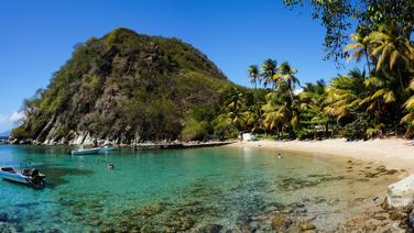 Que faire en Guadeloupe ? La plage du pain de sucre, dans la baie des Saintes.