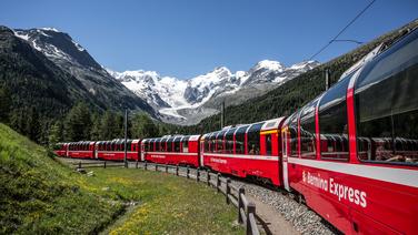 Le Bernina Express, qui relie Coire à Tirano, est l’un des trains panoramiques les plus pittoresques de Suisse.