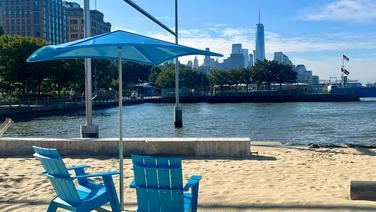 Située le long de l’Hudson River, la plage de Gansevoort offre une vue sur les tours du sud de Manhattan.