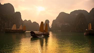 La baie d'Ha Long, classée au patrimoine mondial de l'Unesco, est l'attraction incontournable d'un séjour au Vietnam.
