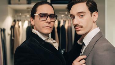 Disney+ dévoile les premières images de sa série événement Becoming Karl Lagerfeld