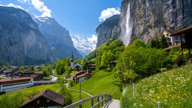 Réputée pour ses villages authentiques, ses stations de ski huppées et ses richesses naturelles, la Suisse se visite en toutes saisons en fonction de vos envies de voyage.