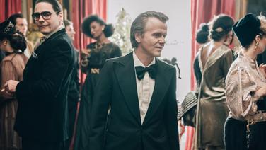 Becoming Karl Lagerfeld : le grandiose biopic de Disney + a-t-il du style ?