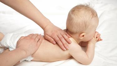 L’ostéopathie pour les bébés jugée coûteuse, inefficace et potentiellement dangereuse par l’Académie de médecine