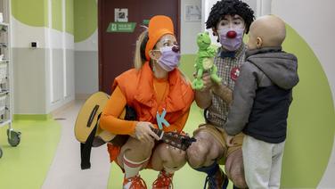 «Venez, il y en a une qui est triste!»: à Gustave-Roussy, des clowns rendent le sourire aux jeunes malades... et à leurs parents