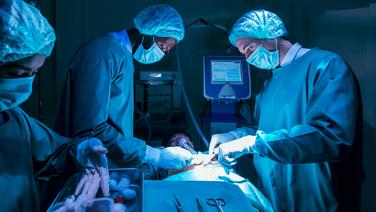 «Le plus beau cadeau de Noël» : au Royaume-Uni, une femme sauvée d’un cancer grâce à l’ablation de huit organes