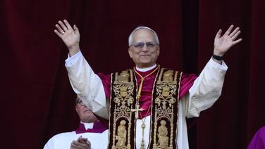 Le nouveau pape Léon XIV au balcon de la Loggia des bénédictions de la basilique Saint-Pierre, le 8 mai 2025.