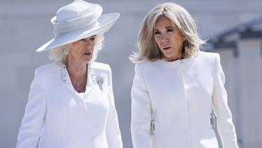 La reine Camilla et Brigitte Macron lors de la cérémonie franco-britannique au mémorial britannique de Ver-sur-mer, France, le 6 juin 2024, lors du 80ème anniversaire du Débarquement.