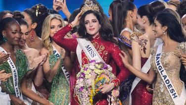 Fátima Bosch (Miss Mexique), au centre, félicitée par les autres candidates après avoir remporté le concours Miss Univers 2025.
